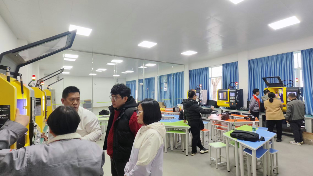 陽(yáng)江技師學(xué)院桌面五軸加工中心實(shí)訓(xùn)室